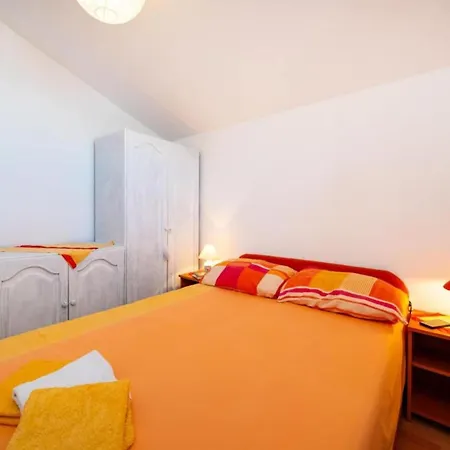 - Three Bedroom House With Sea View Rovanjska