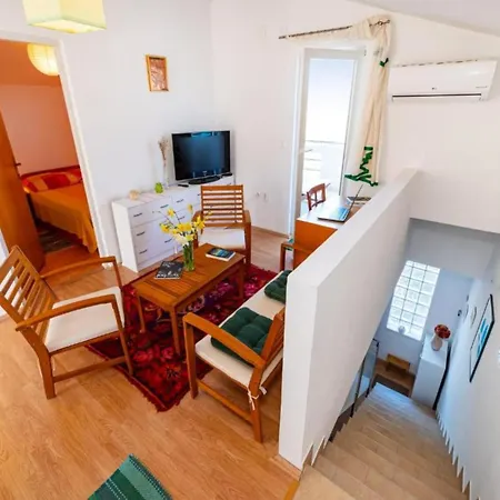 Hébergement de vacances - Three Bedroom House With Sea View