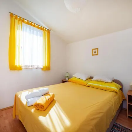 - Three Bedroom House With Sea View Holiday home *