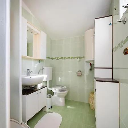 - Three Bedroom House With Sea View Holiday home *