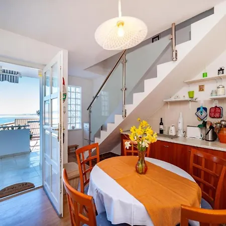- Three Bedroom House With Sea View Ferienhaus