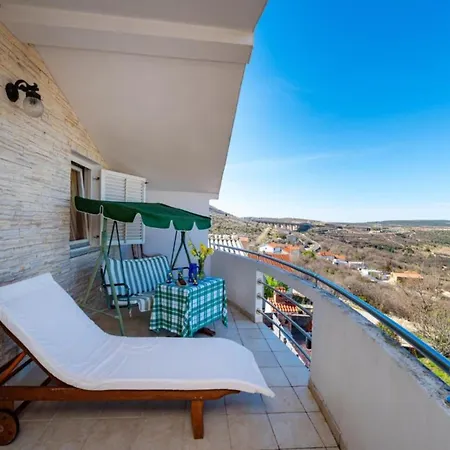 - Three Bedroom House With Sea View Ferienhaus Rovanjska